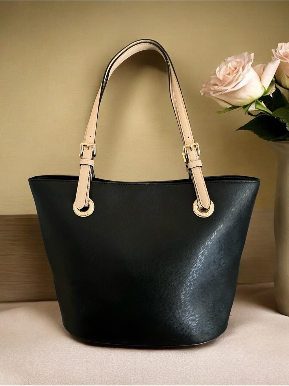 LIKE NEW! IN EXCELLENT CONDITION! MICHAEL KORS JET SET TRAVEL TOTE SHOULDER BAG